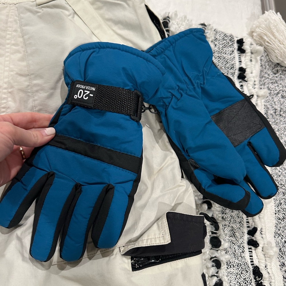 Ski snowboard pants and gloves combo!! Fits a women's M. - Picture 3 of 10